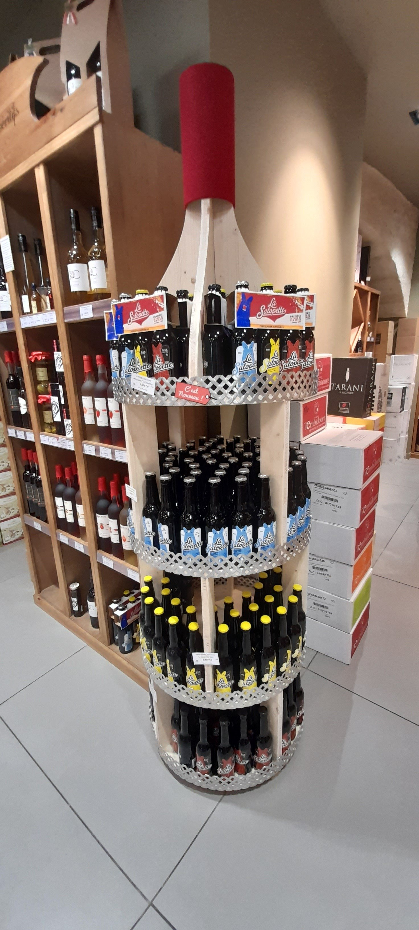 Présentoir en bois en forme de bouteille de vin