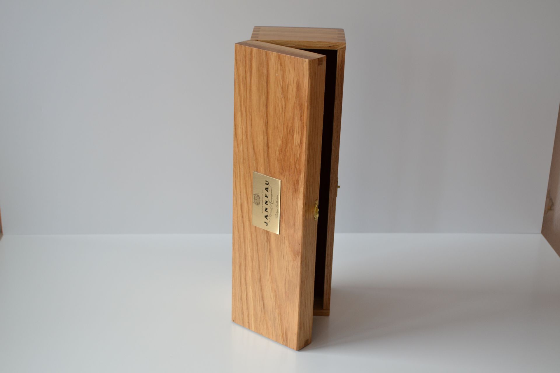 Coffret en chêne massif avec un vernis incolore