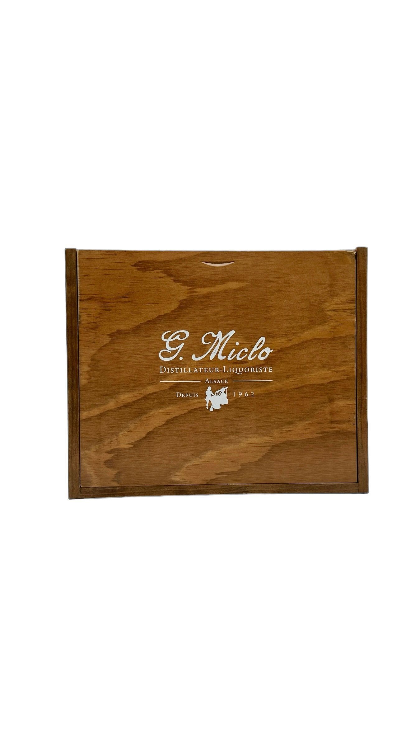 Coffret en pin teinté et vernis