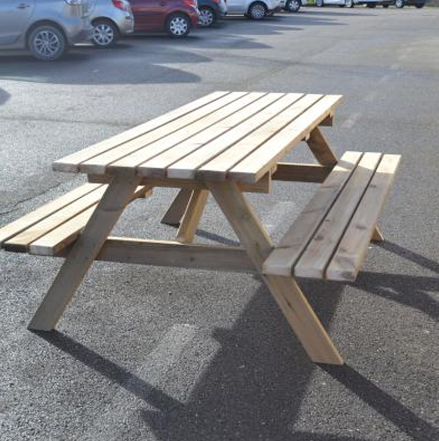 Image d'une table de pique-nique en bois de pin