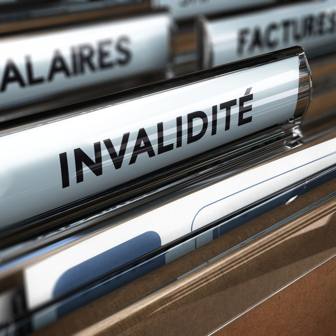 Gros plan sur des chemises portant la mention d'invalidité. Les autres étiquettes sont floues.