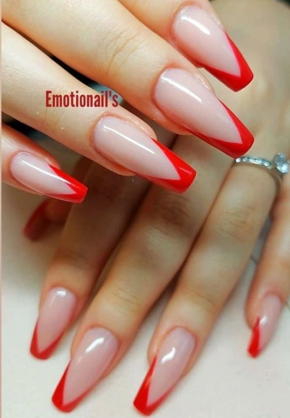 beauté des mains avec design beige et rouge