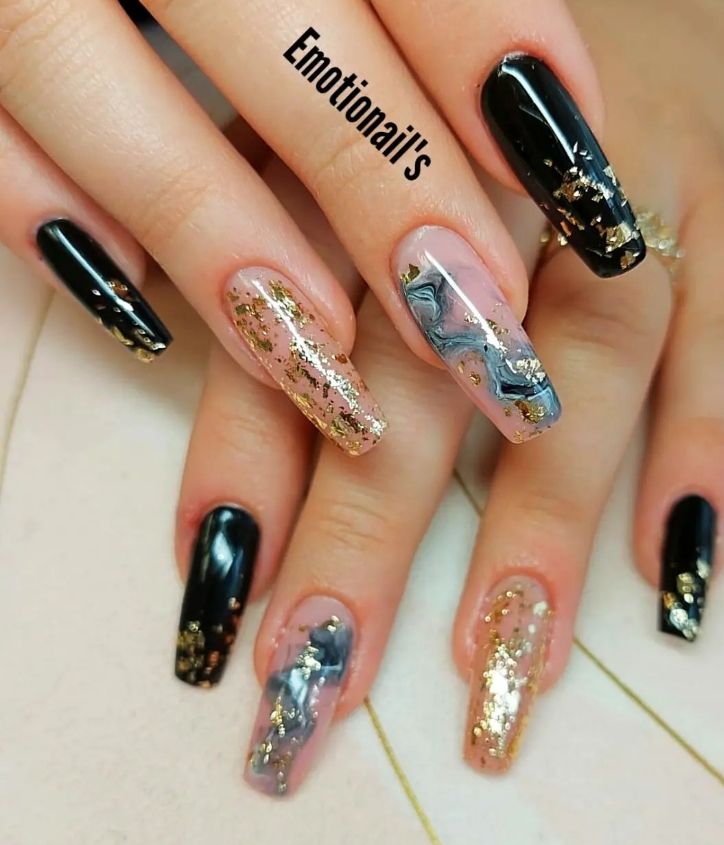 beauté des mains avec design noir et bleu et doré