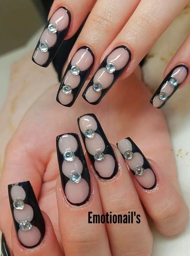 beauté des mains avec design noir