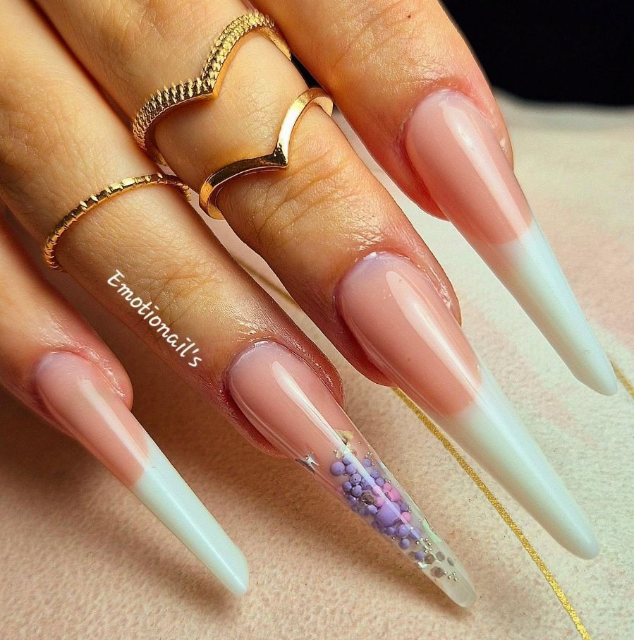 beauté des mains avec design couleurs nudes