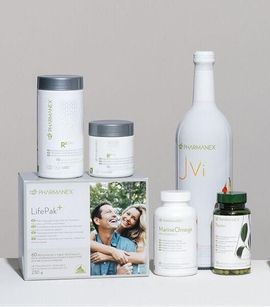 Surtido de suplementos y vitaminas Pharmanex sobre fondo claro. Incluye LifePak+ y JVi.