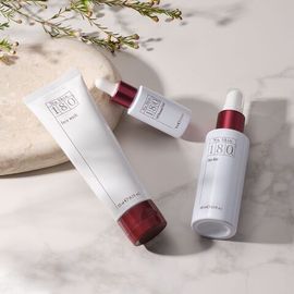 Productos de cuidado de la piel de color blanco con detalles en color burdeo