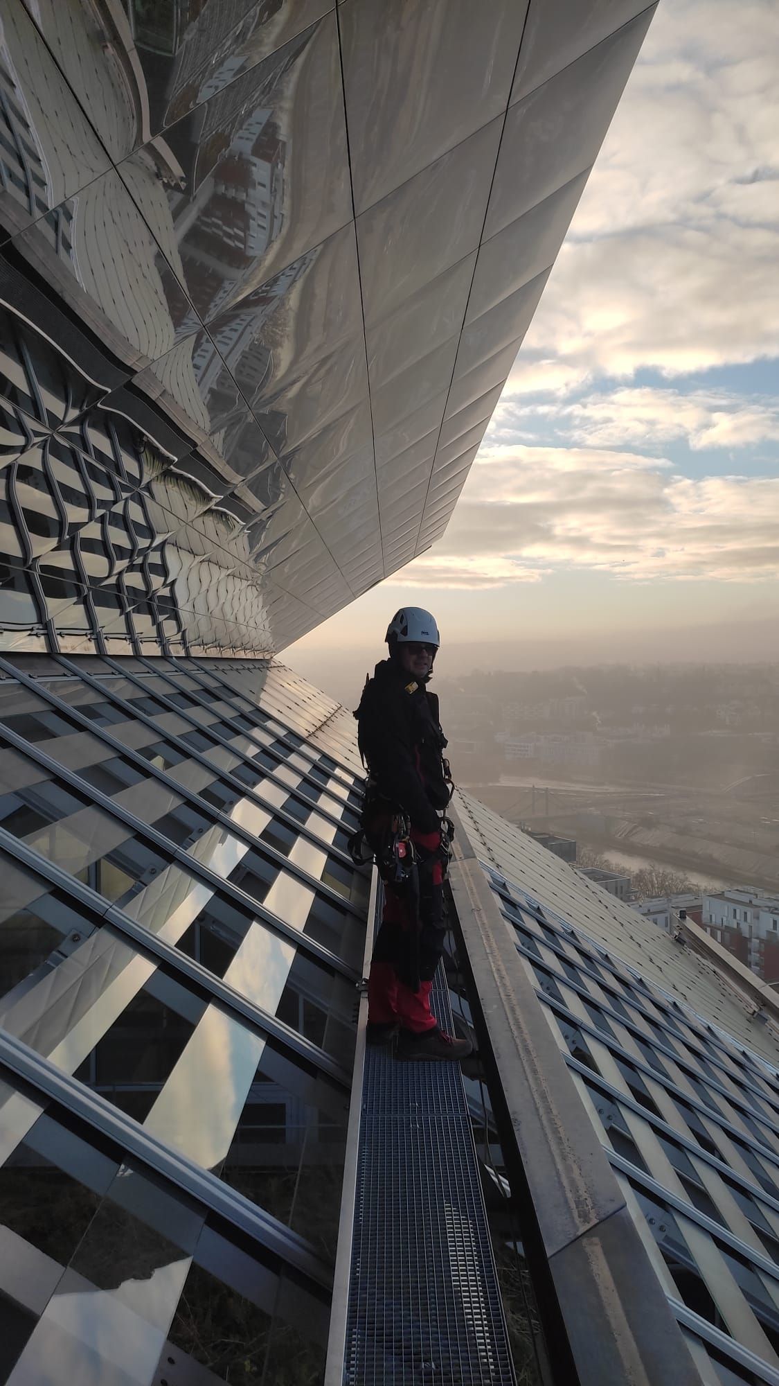 Homme en hauteur avec vue panoramique