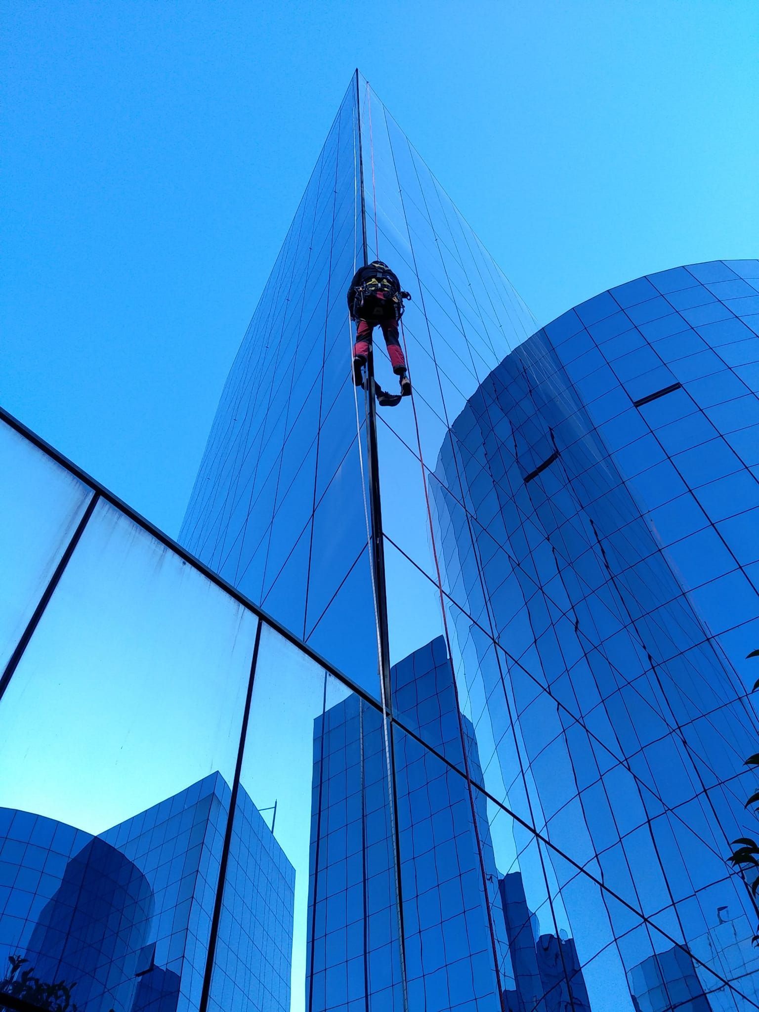 Homme qui descend d'une façade vitrée