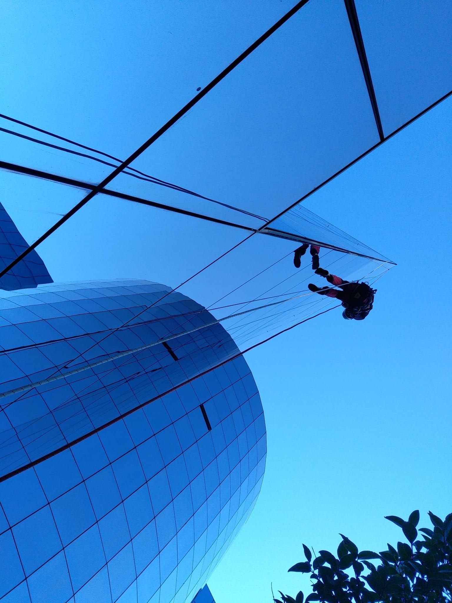 Homme qui descend le long d'une façade