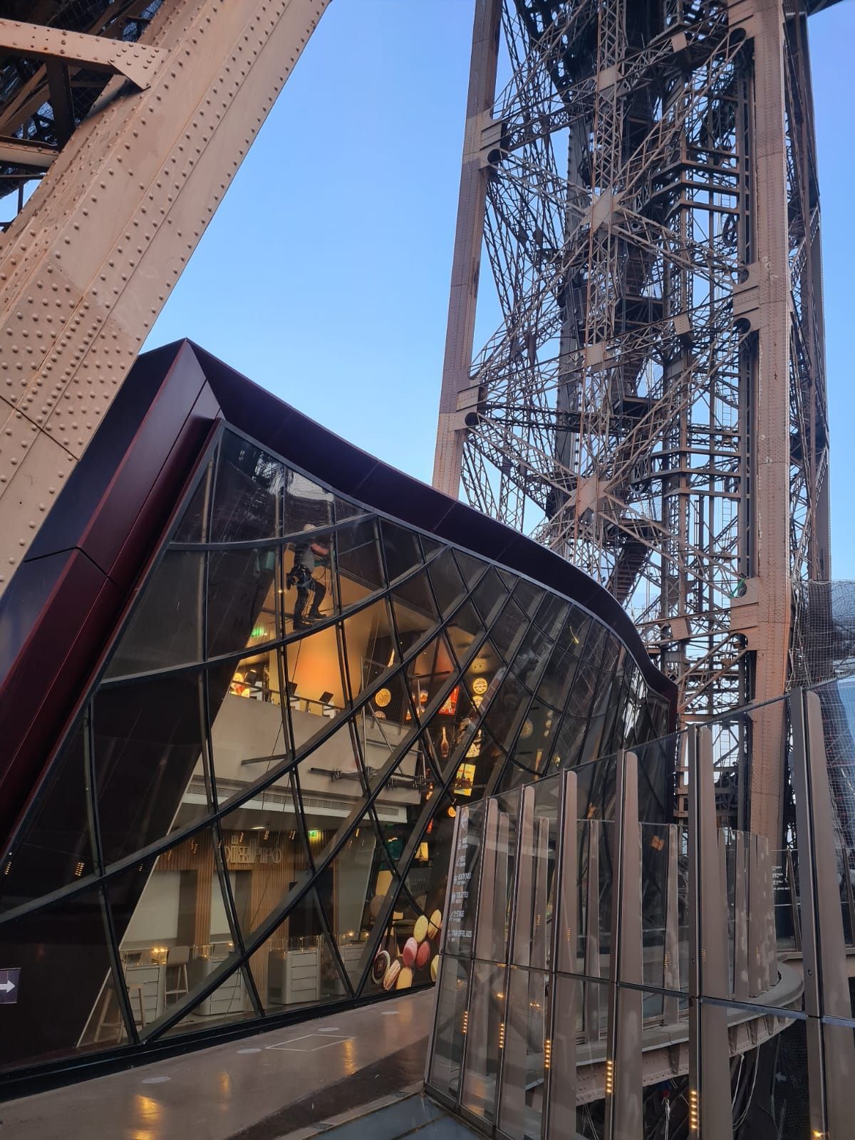 Intervention sur la tour Eiffel
