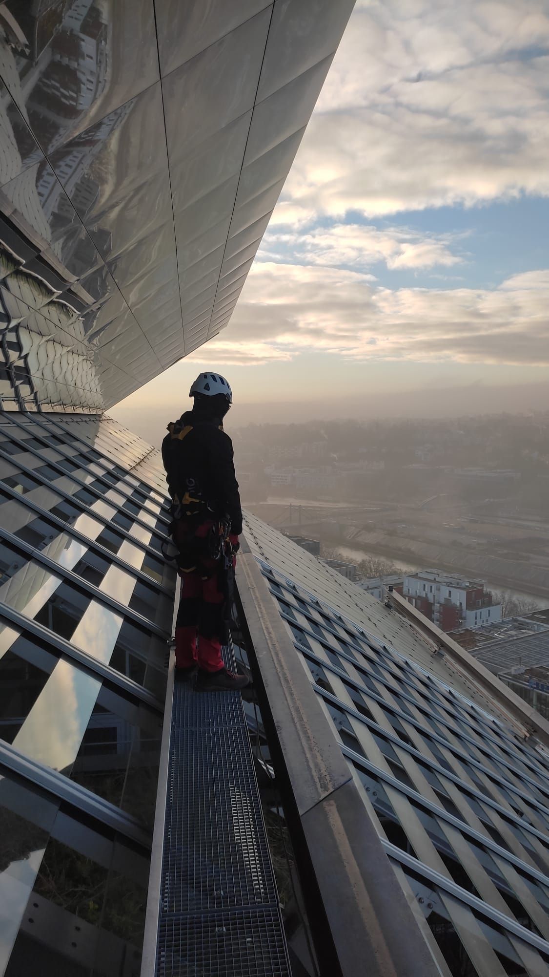 Homme en hauteur avec vue panoramique