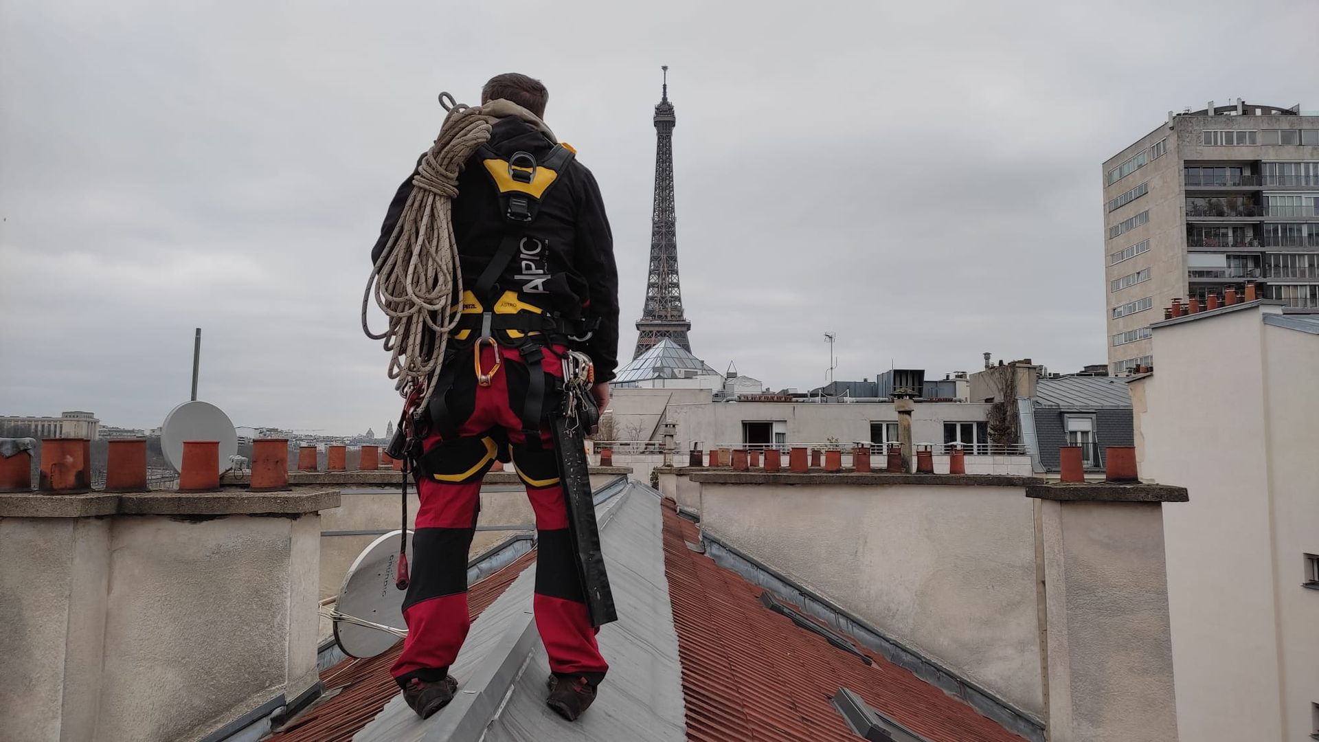 Homme sur les toits de Paris