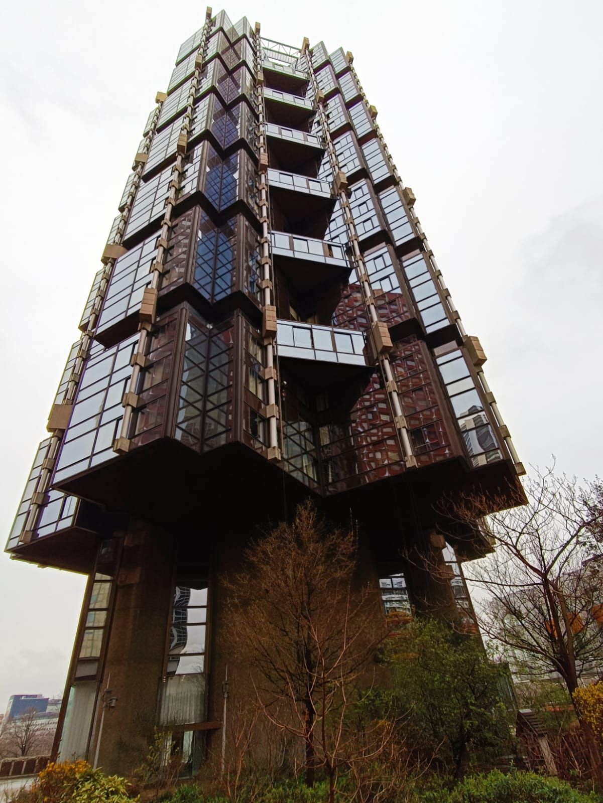 Bâtiment avec vitres en hauteur