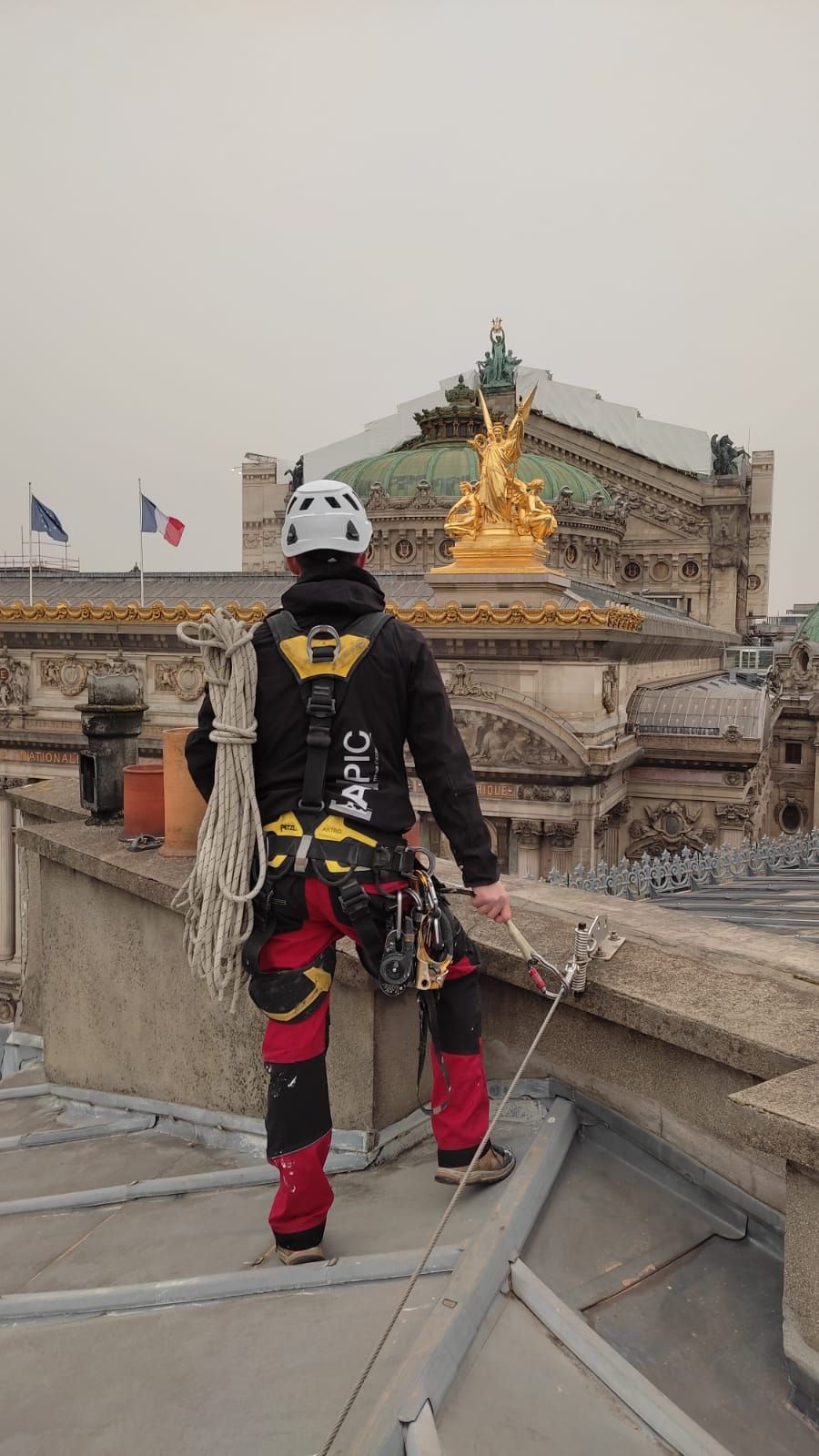 Homme sur les toits de Paris
