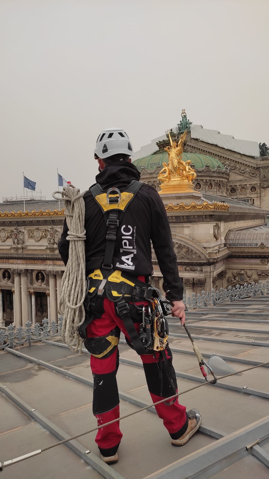 Homme sur les toits des monuments de Paris