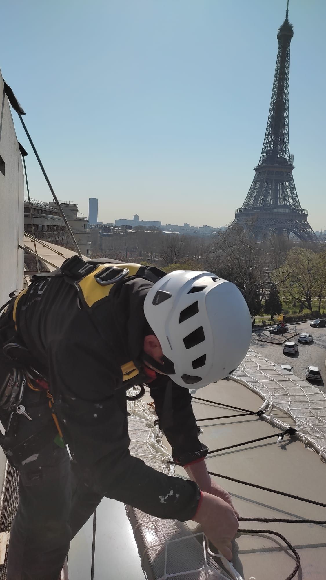 Homme face à la tour Eiffel