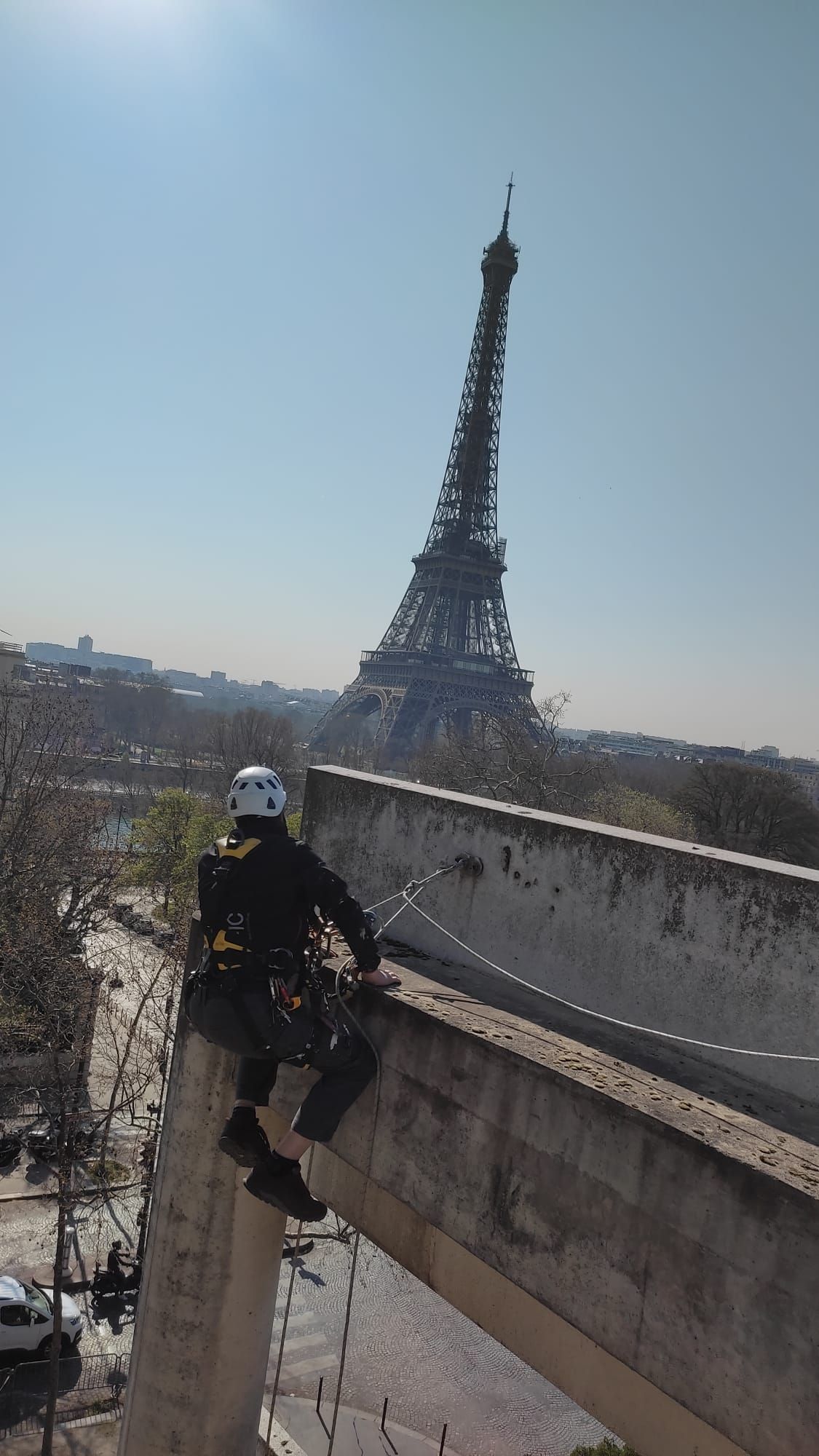 Cordiste avec vue sur la tour Eiffel