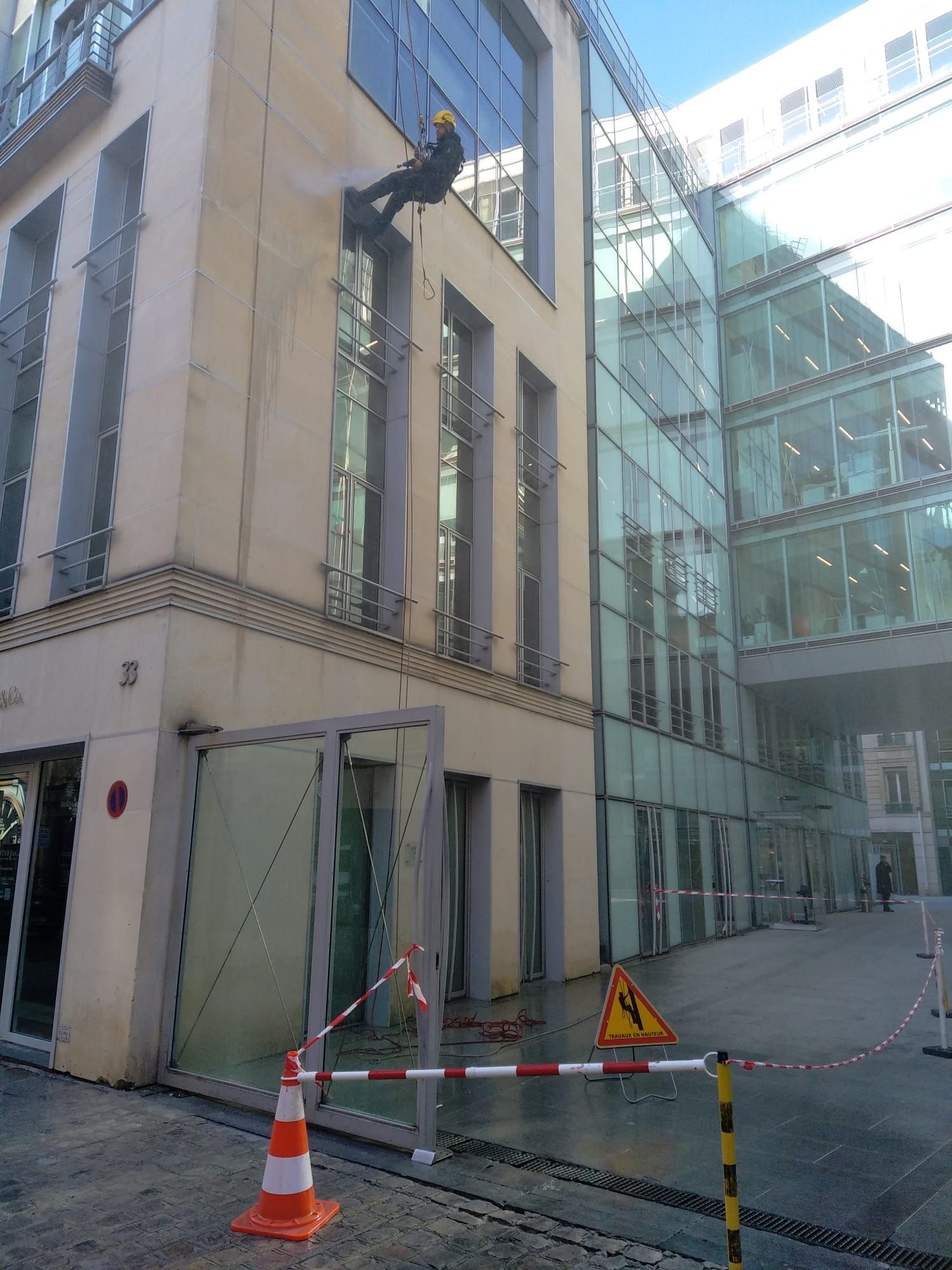 Bâtiment professionnel avec façade vitrée