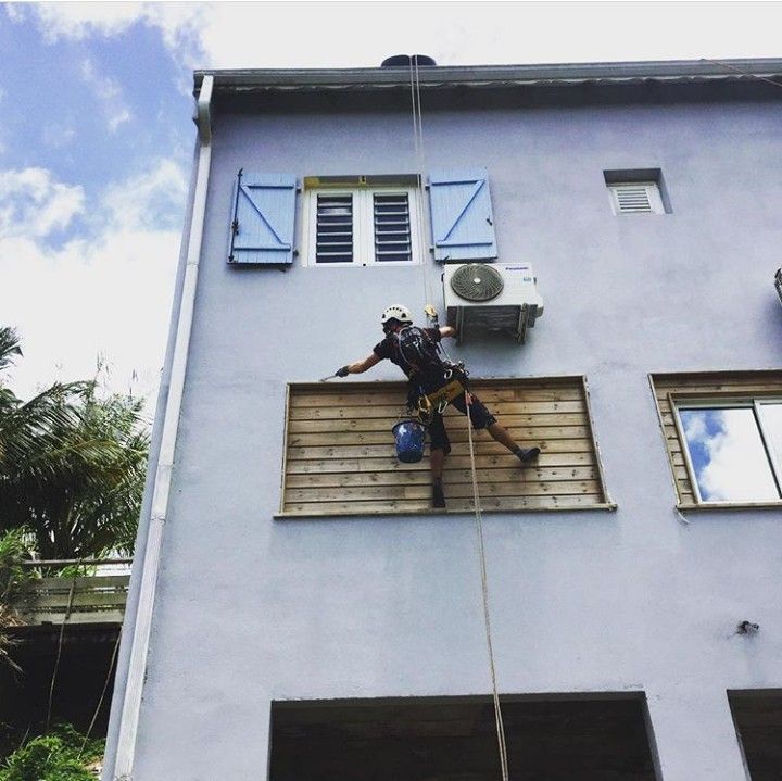 Homme sur une façade de maison