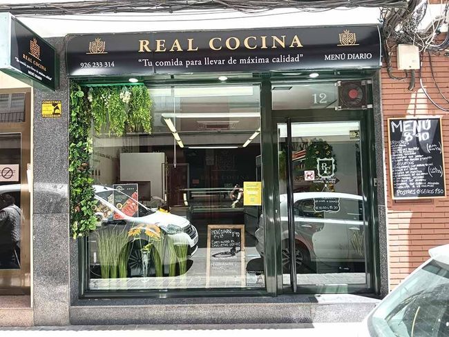 Un escaparate con un cartel que dice cocina real