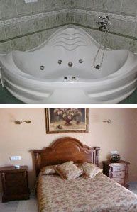 Arriba: Jacuzzi blanco con chorros, montado en una esquina alicatada. Abajo: Dormitorio con cama, mesitas de noche y obras de arte.