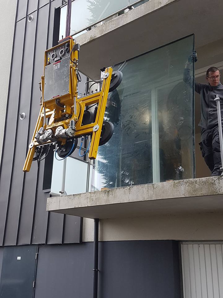 Artisans en cours de pose de vitrage vue éloignée