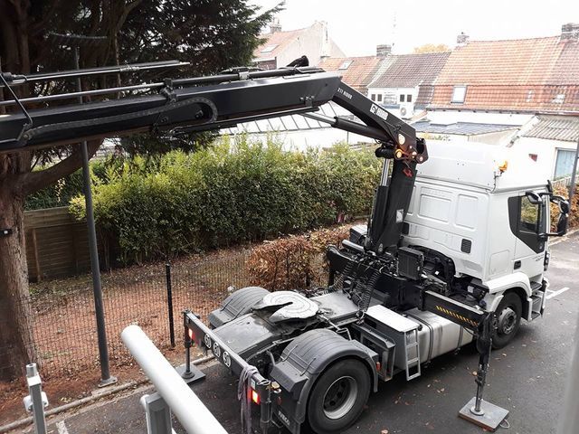 Vue de profil de camion-grue
