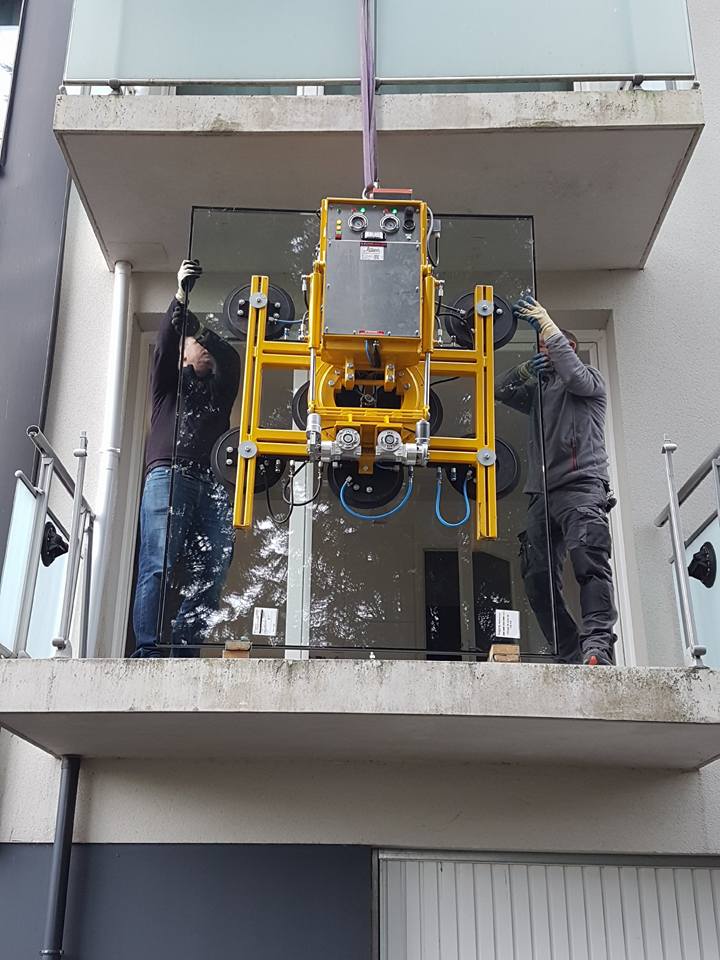 Artisans en cours de pose de vitrage