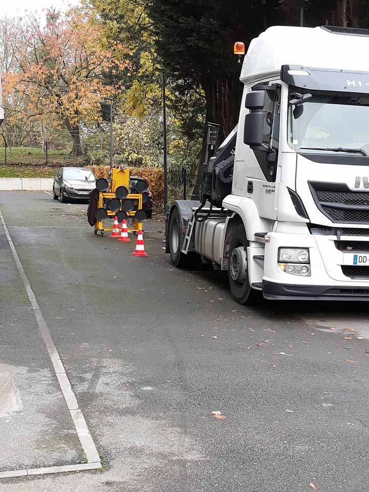 Vue de face de camion grue