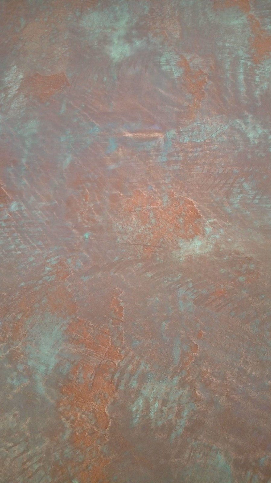 Superficie texturizada, color cobre con manchas de color azul verdoso, posiblemente metal oxidado o pintura.