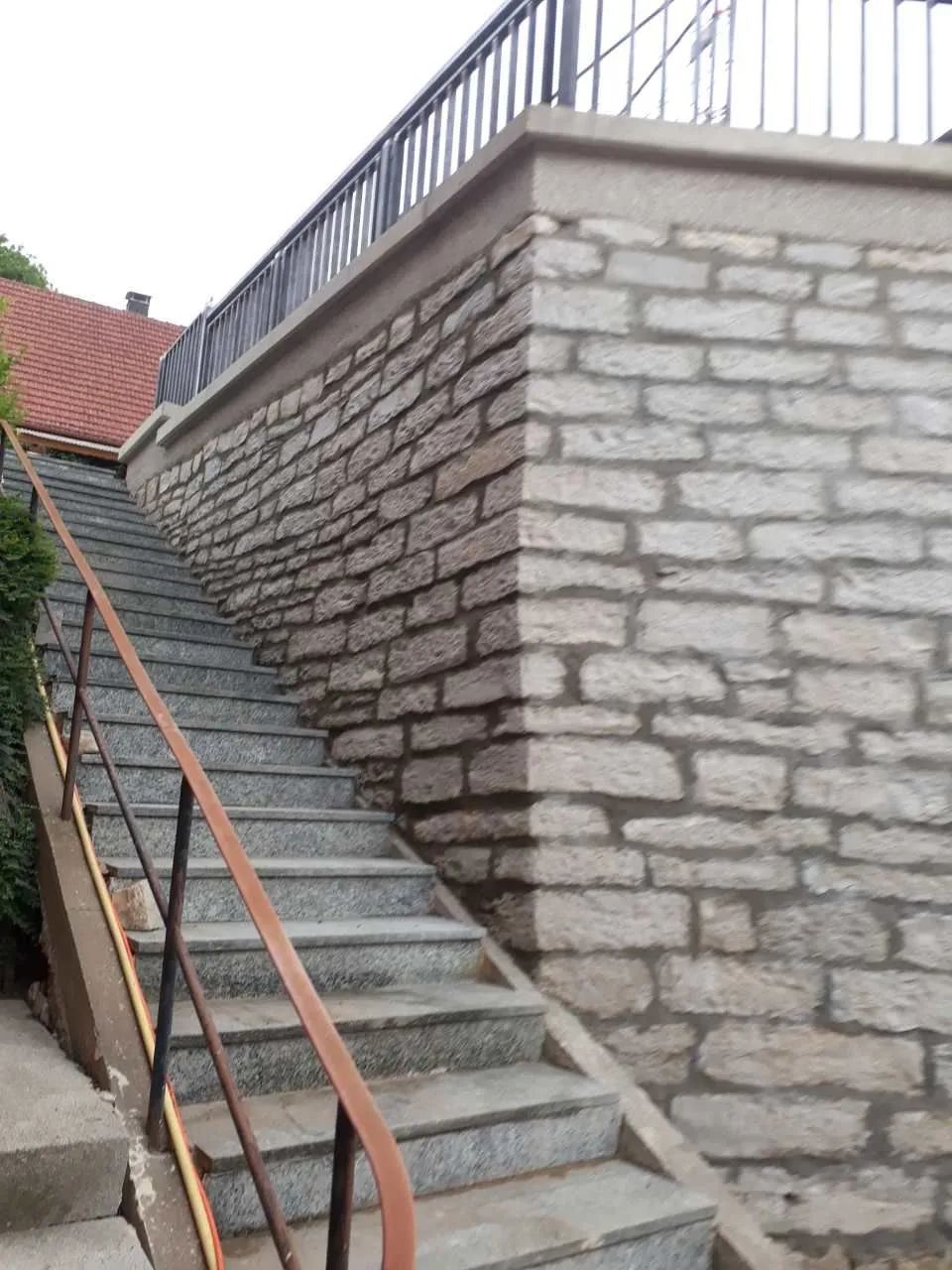 Bau-Eisen GmbH, gepflasterte Mauer und Stiege