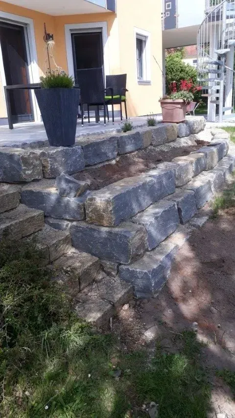 Bau-Eisen GmbH, Maueraufbau für Terrasse mit Pflastersteinen