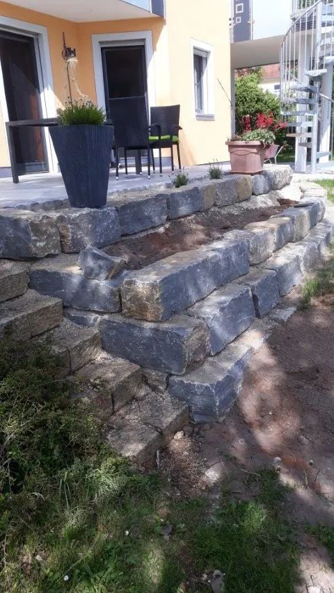 Bau-Eisen GmbH, Mauer mit Pflaster