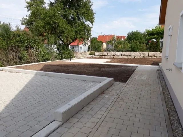 Bau-Eisen GmbH, ebenes Pflaster im Außenbereich