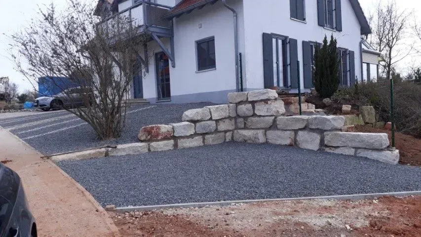 Bau-Eisen GmbH, Haus mit Pflaster im Entstehen