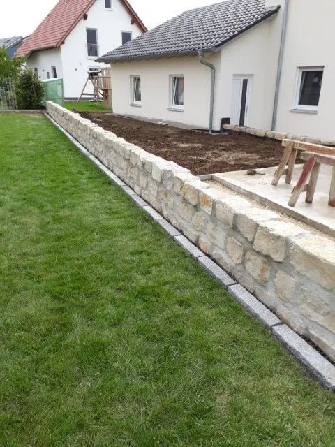 Bau-Eisen GmbH, weißes Gebäude mit Mauer im Entstehen