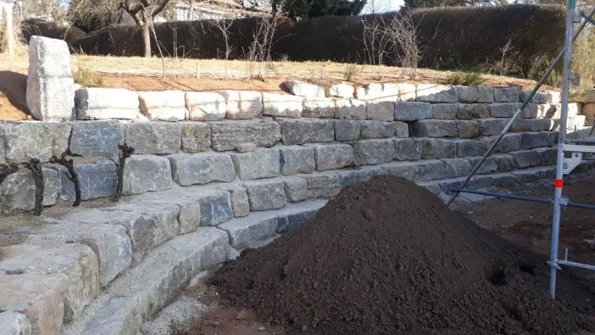 Bau-Eisen GmbH, Mauer aus Pflastersteinen