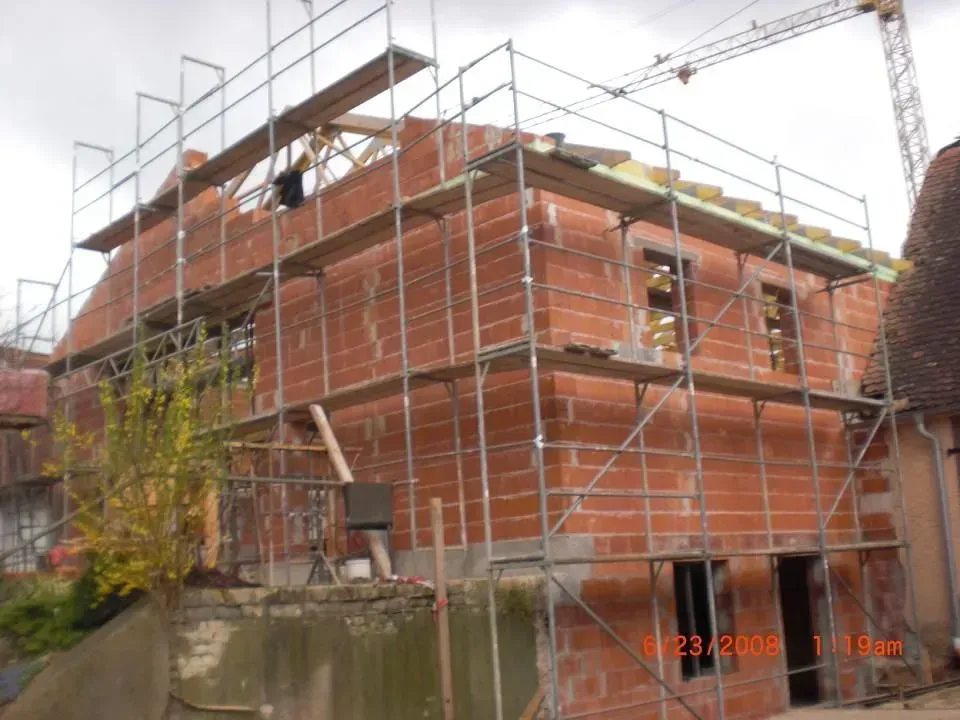 Bau-Eisen GmbH, Haus mit Baugerüst