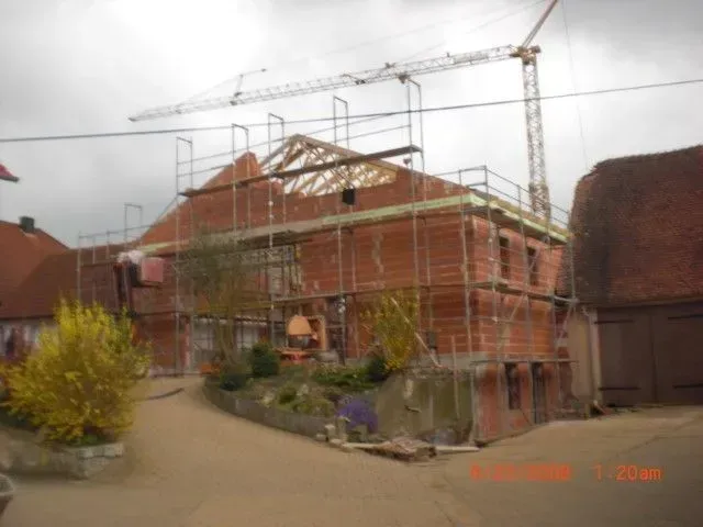 Bau-Eisen GmbH, Haus mit Baugerüst