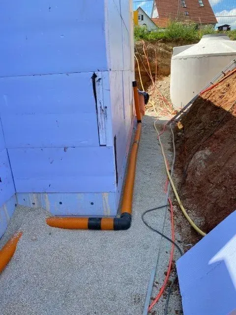 Bau-Eisen GmbH, Baustelle mit Mauer und Rohren