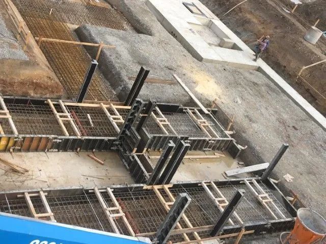 Bau-Eisen GmbH, Ansicht einer Baustelle mit Drahtgerüst