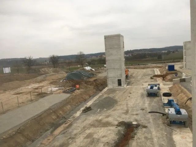 Bau-Eisen GmbH, Ansicht einer Baustelle mit schmalem, hohem Gebäude