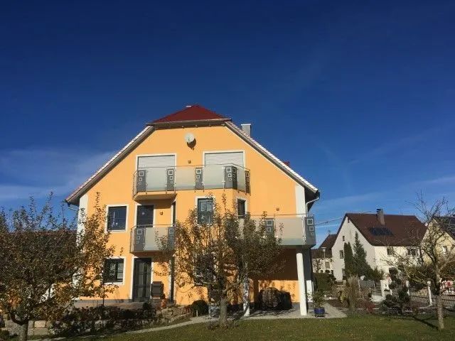 Bau-Eisen GmbH, Haus mit gelber Fassade