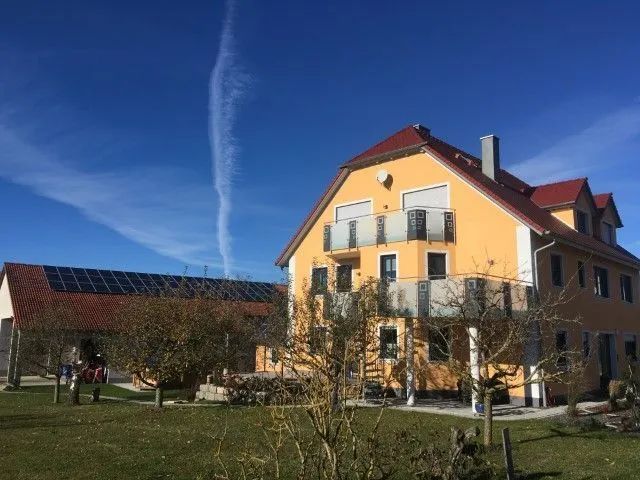 Bau-Eisen GmbH, Haus mit gelber Fassade