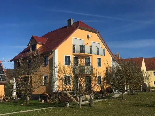 Bau-Eisen GmbH, Haus mit gelber Fassade