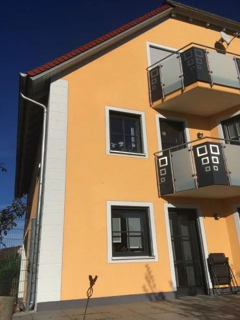 Bau-Eisen GmbH, Haus mit gelber Fassade