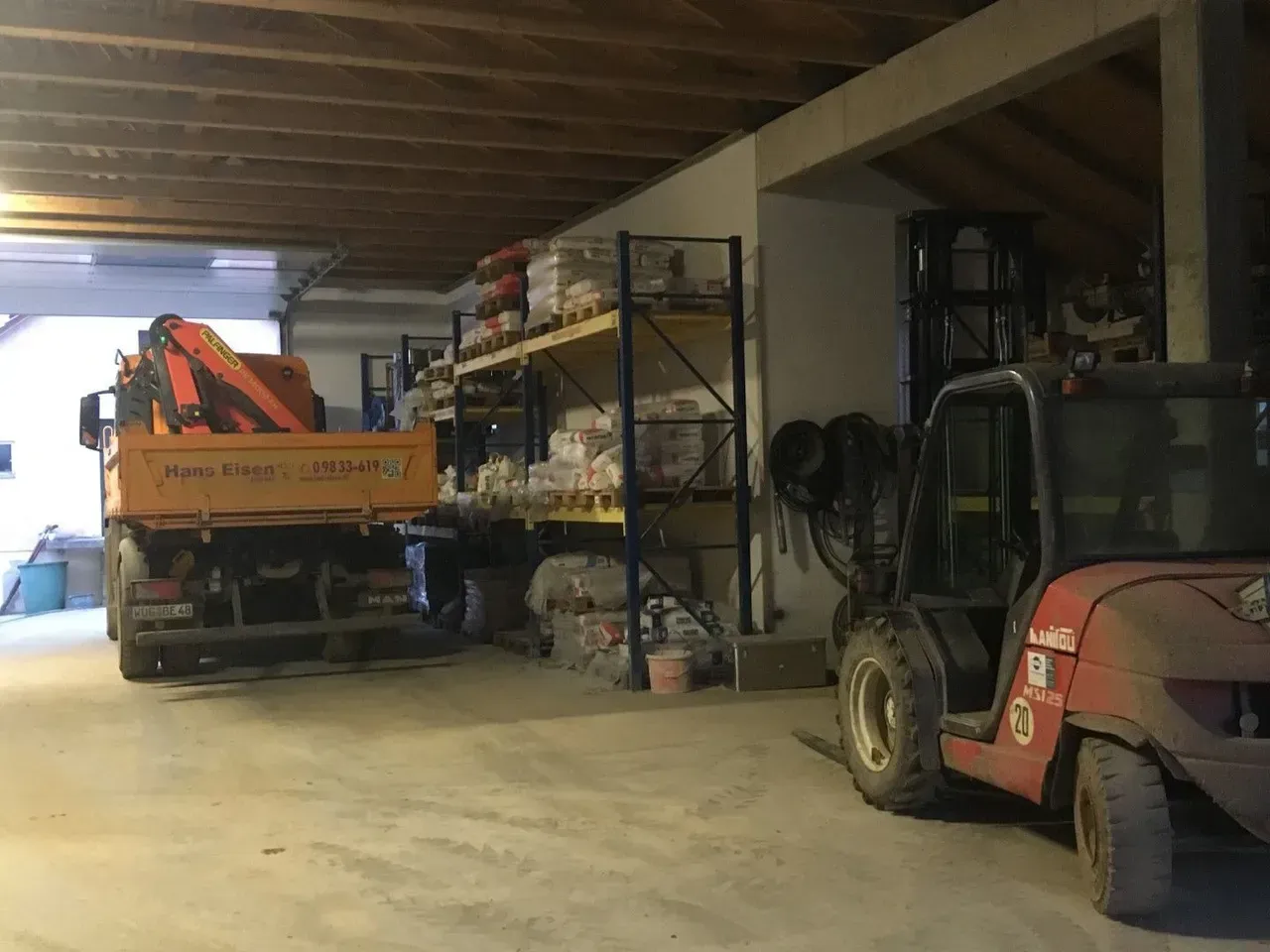 Bau-Eisen GmbH, Halle mit Maschinen und Baumaterial