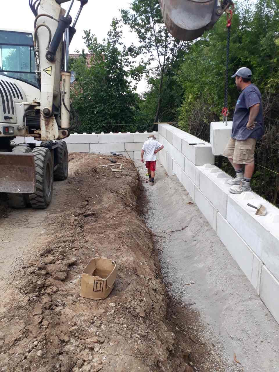 Bau-Eisen GmbH, Baustelle mit Mauer und Mitarbeiter