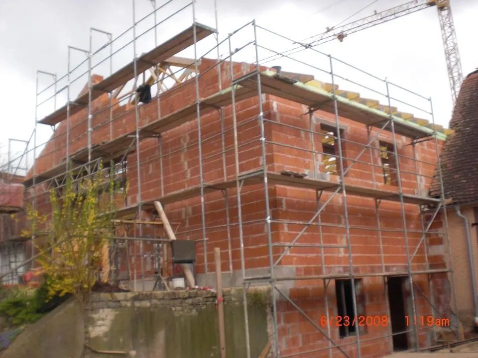 Bau-Eisen GmbH, Haus mit Baugerüst